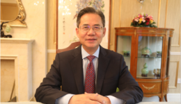 Ambassador Zheng Zeguang Holds Online Meeting with Lord Sassoon and Sir Sherard Cowper-Coles